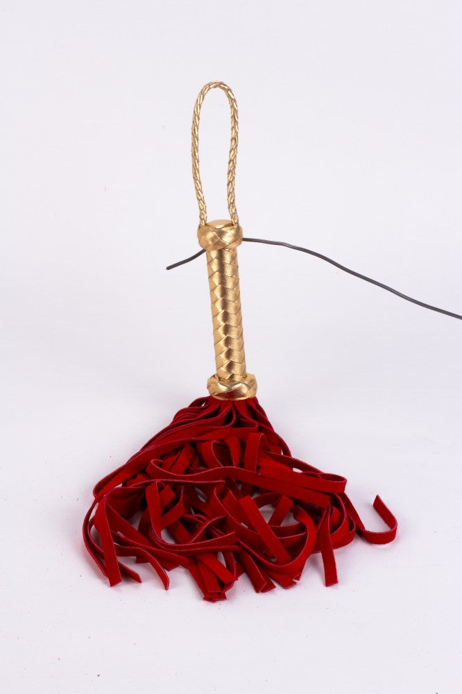 Frusta con manico in pelle metallizzata e code in pelle scamosciata, rossa, 18"